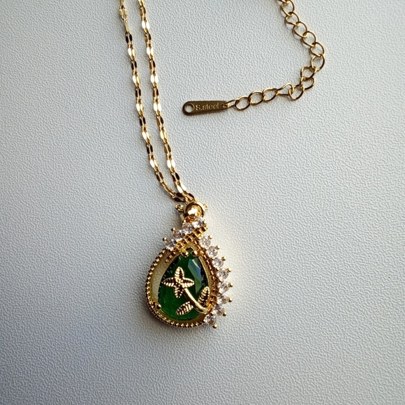 New Elegant Gold and Green Pendant Necklace - Picture 2 of 3